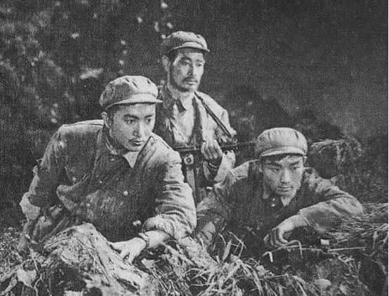 1949年，3名侦察员误入一间破旧牛棚，一名战士刚躺下，突然一阵疼痛，伸手往草堆