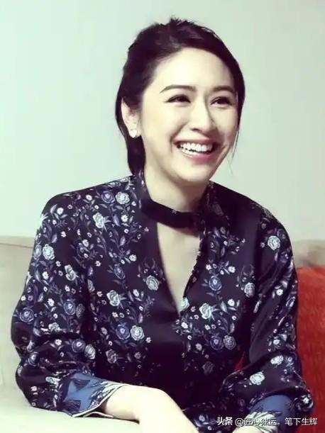 这是连胜文的妻子蔡依珊，她五官精致、容貌亮丽。容颜清新如春，甜美如蜜，在连家大家