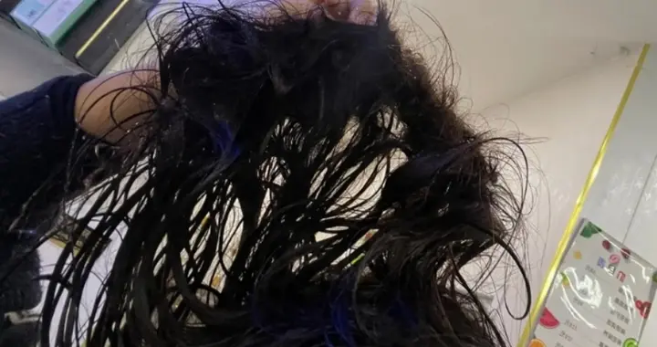 女子在理发店洗头，头发打结6小时未梳通被迫剪短，理发店：用高档发膜多次涂抹未果