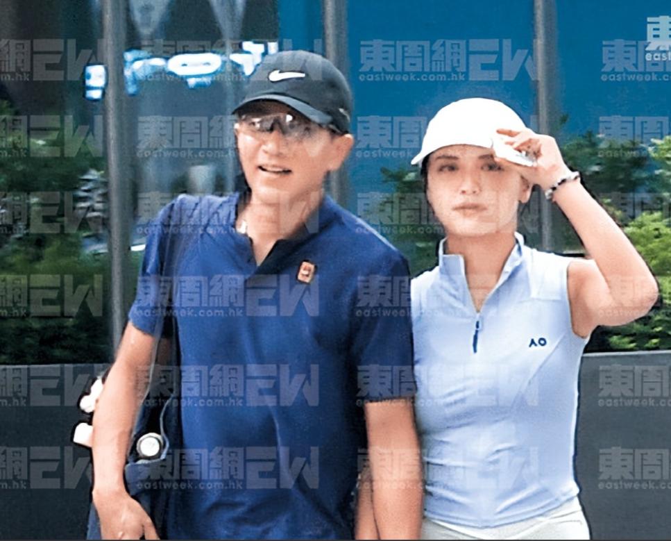刘恺威新恋情曝光，女方是比他小20岁的黎纪君。
10月16日，东周刊记者拍到刘恺