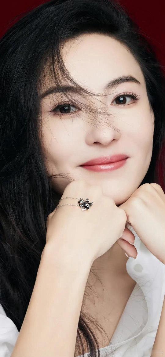 张柏芝宣布以歌手身份回归乐坛 张柏芝以歌手身份回归乐坛，签约华纳音乐，6月出新单