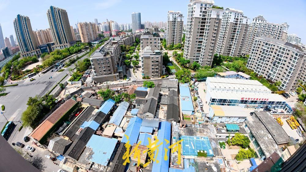 济南这个三面高楼环绕的棚户区纳入住房“以旧换新”范围！4月19日，记者在济南明湖