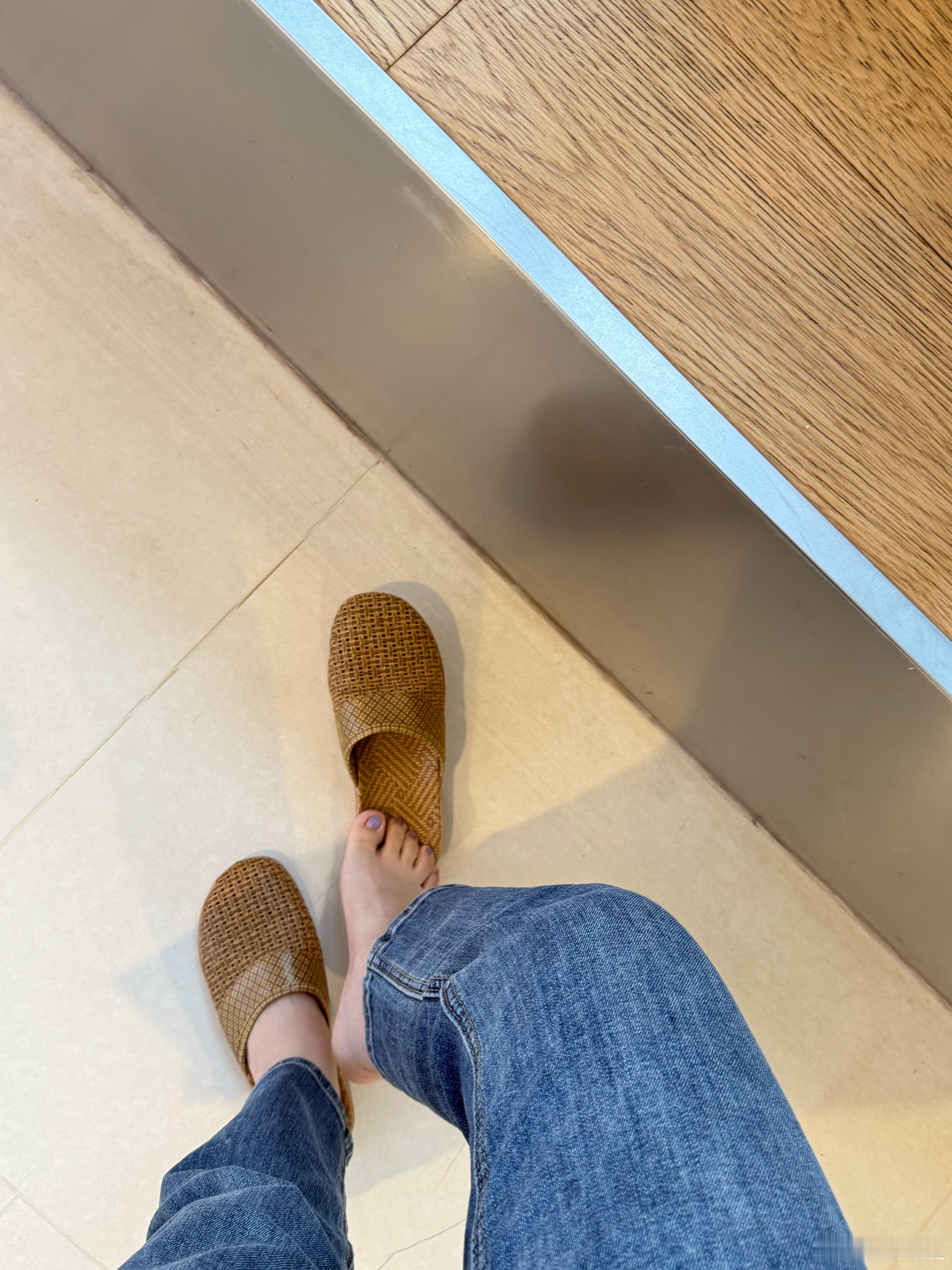 再来安利一双拖鞋很舒服很凉快很轻，足底凉席！今天给它穿出门了（我发现不适合，还是