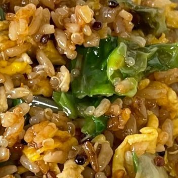 苏新皓 家常酱油炒饭 ⚠️做这个炒饭需要注意两点第一就是：油热放入剁椒和葱白，要