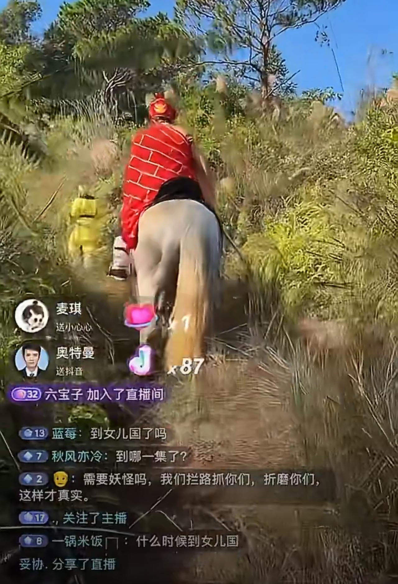 直播圈里还是有高人呐。
有个团队模仿西游记，西天取经直播，一个月直播几十场，基本