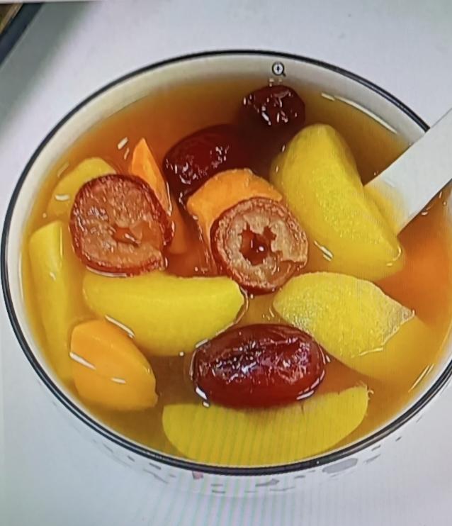红糖搭配其他食材，养生效果超棒！像红糖加陈皮和山楂，煮成红糖陈皮山楂饮，能帮清肺