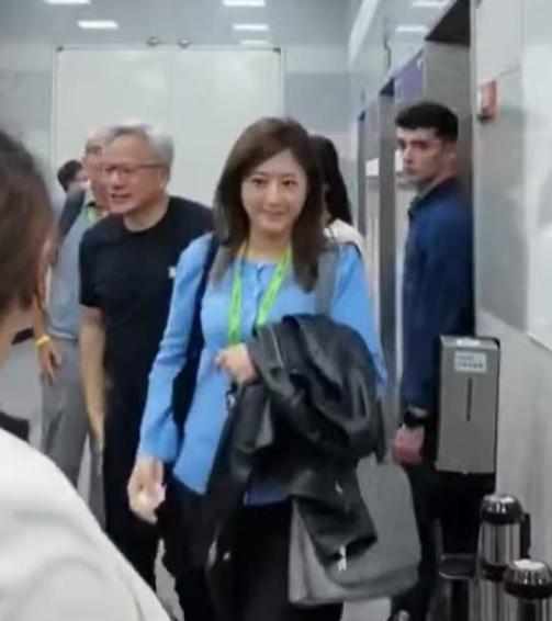 这是黄仁勋的女助理，面容看着三十刚出头，不是“顶尖好看”那五个字，比绝色更难够着