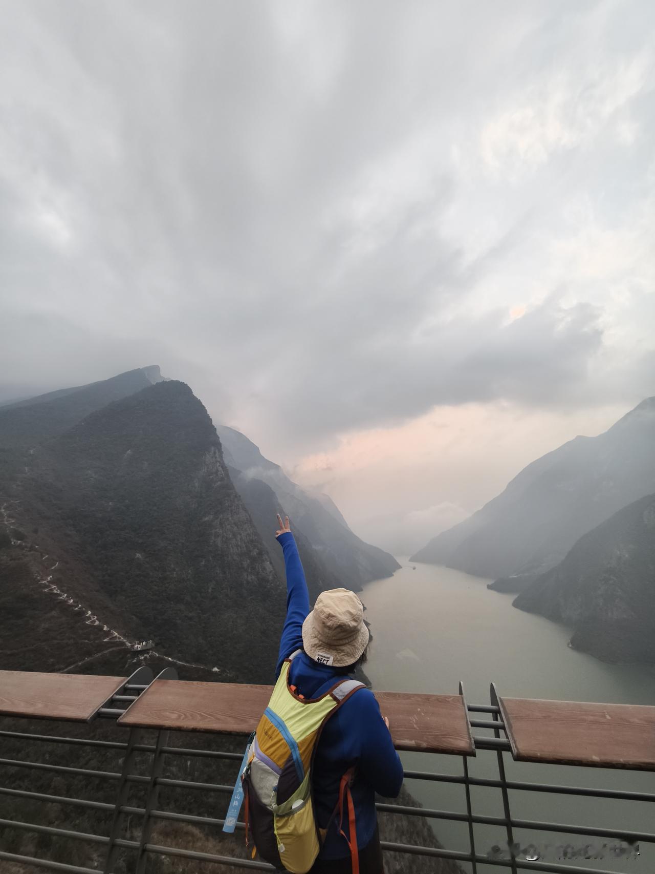 12月7日清晨，山间云雾缭绕，真有“除去巫山不是云”的意境，像极了10元纸币上的