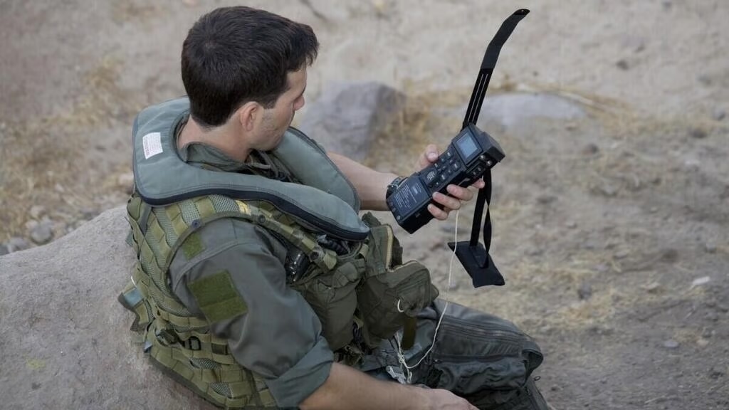 美军营救行动细节曝光¹ 最最核心的是这个美军一直跟后方保持联系！在指挥下爬到营救