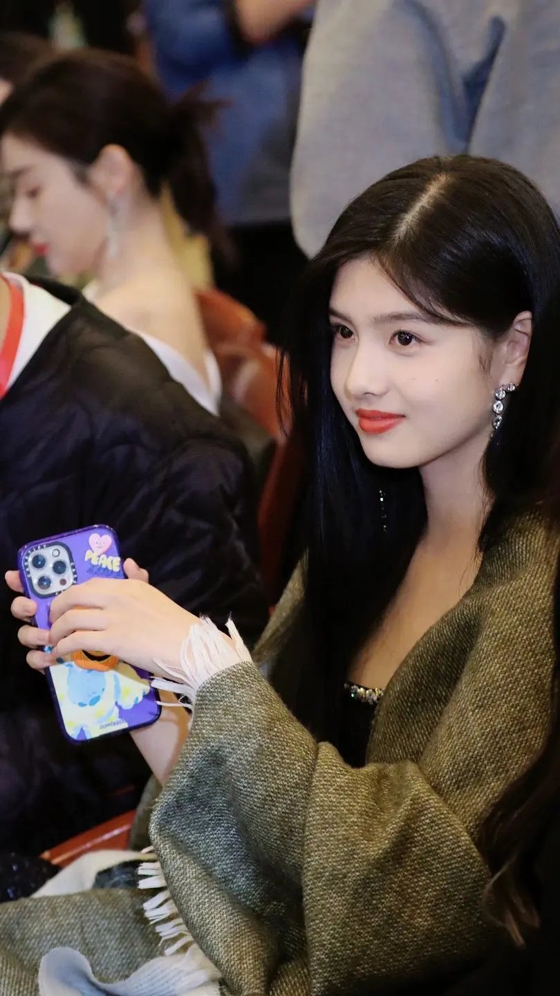 艾米应该去拯救一下自己发缝了 ​​​