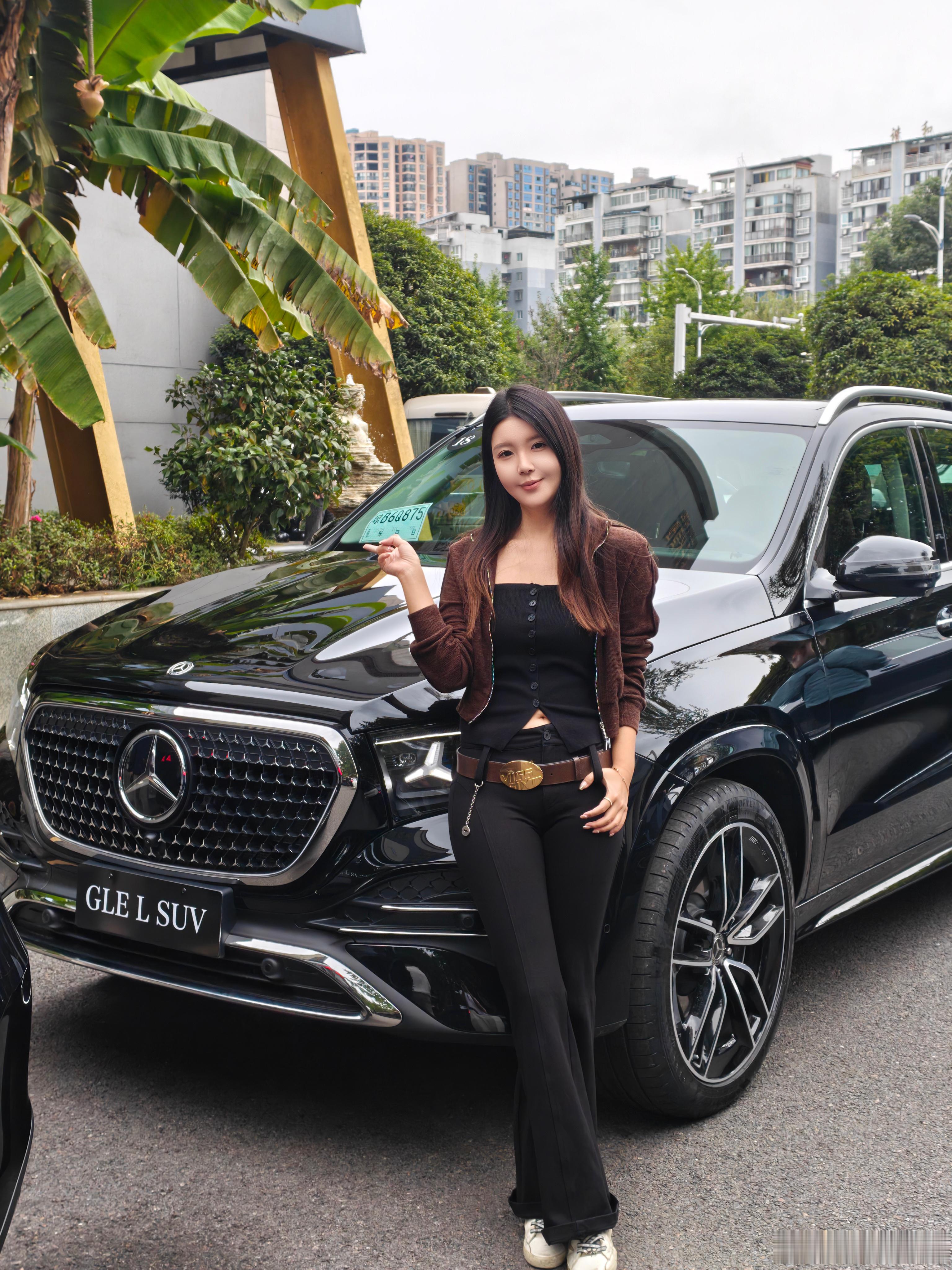 出发了！先坐坐这个长轴距GLE的后排[点赞]有点子宽敞了  ​​​