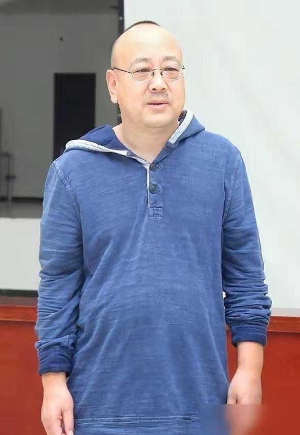 张嘉译大家都很熟悉了
但是，左边这位有木有人认识、了解呢？
他就是张嘉译的随身助