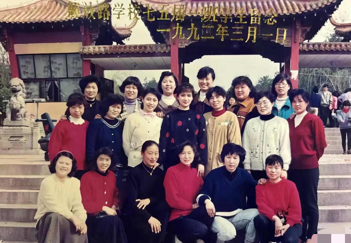 何晴同学大合照
古装美女上个月不敌疾病 年仅60就去世了，但她人好 艺品好 演技