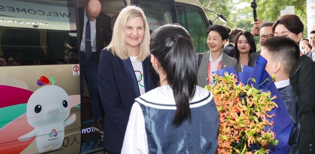 平淡青铜经匠人锤打錾刻，渐渐显露出繁复的云纹；简单面团经巧手塑形，变成憨态可掬的