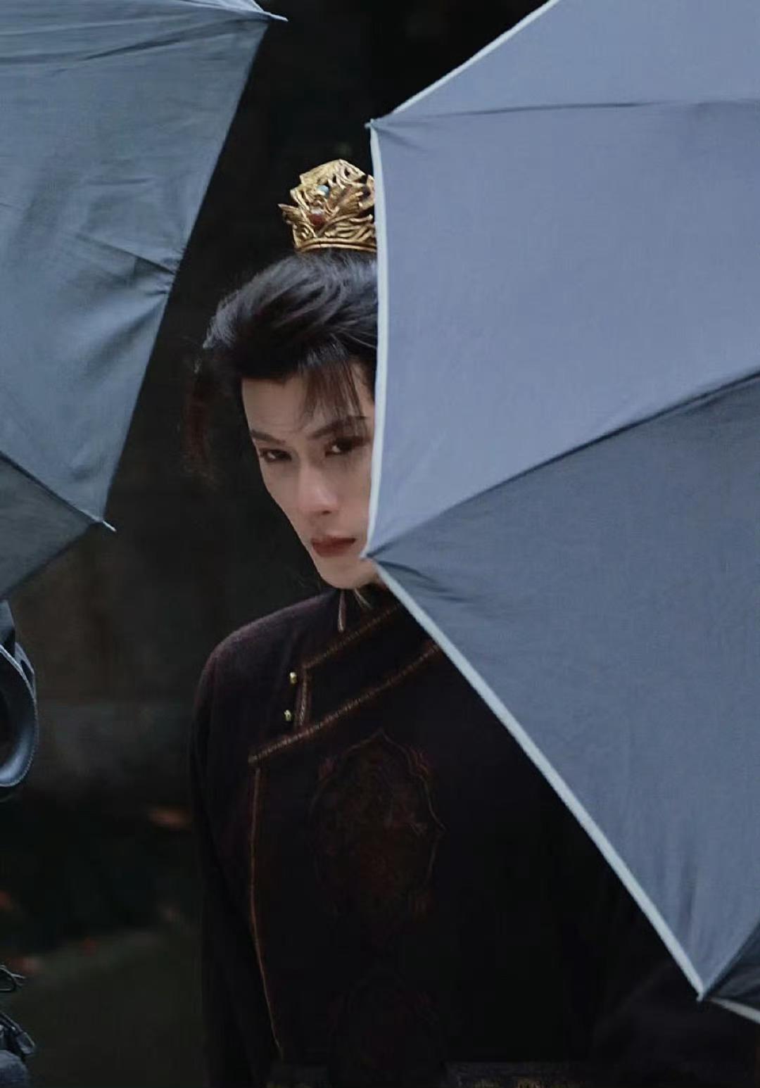 檀健次金冠束发高马尾又看到了《何不同舟渡》新路透，每天都有新惊喜，真是好建模不挑