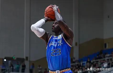 李楠盼来援兵！
对阵吉林男篮比赛前，桑普森因为扭伤脚而缺席比赛，好在李楠眼下终于