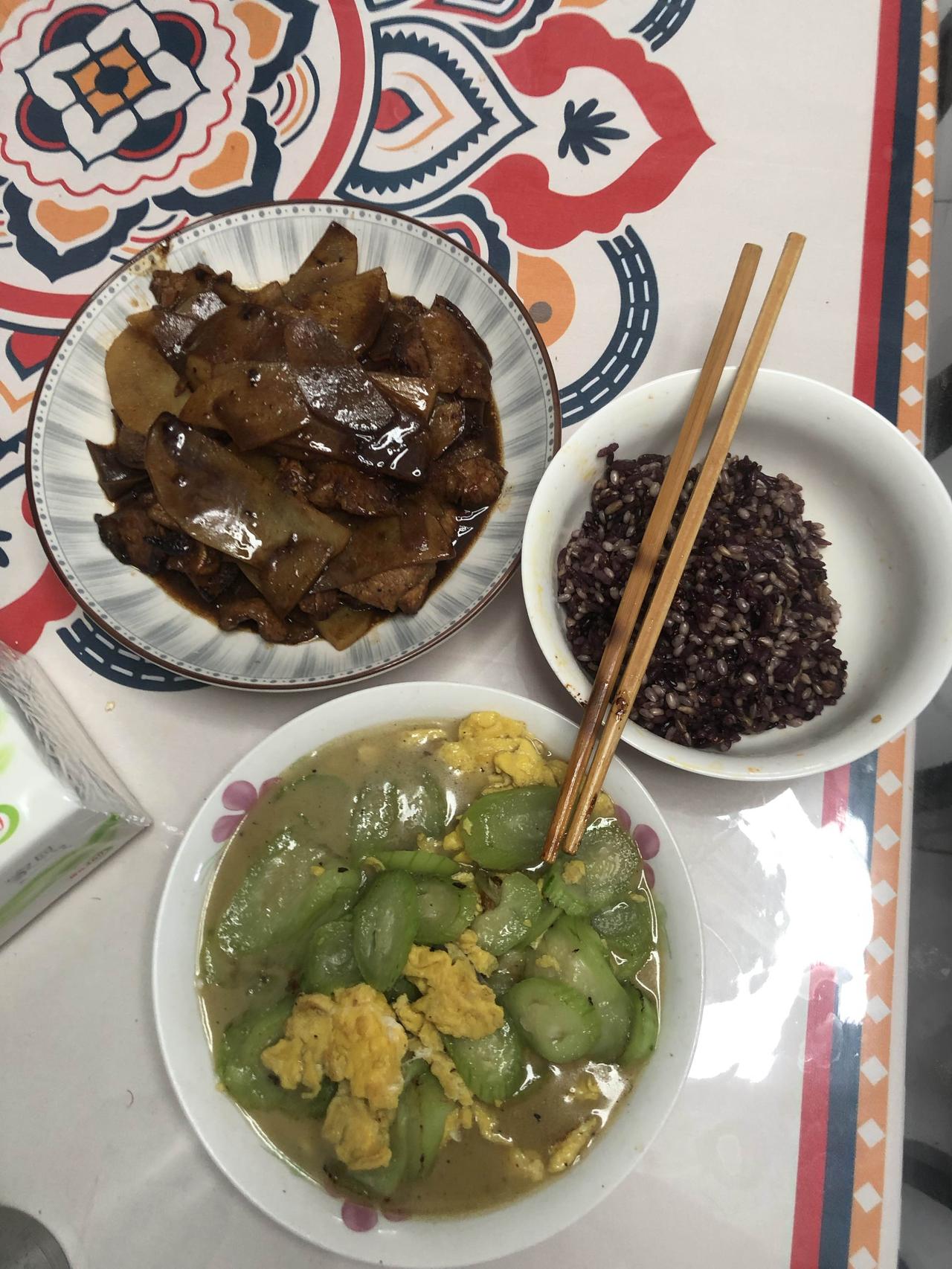 人应该多做那些可以让自己变得更自信的事情
我不是厨子
但是我喜欢做饭
我做出来的