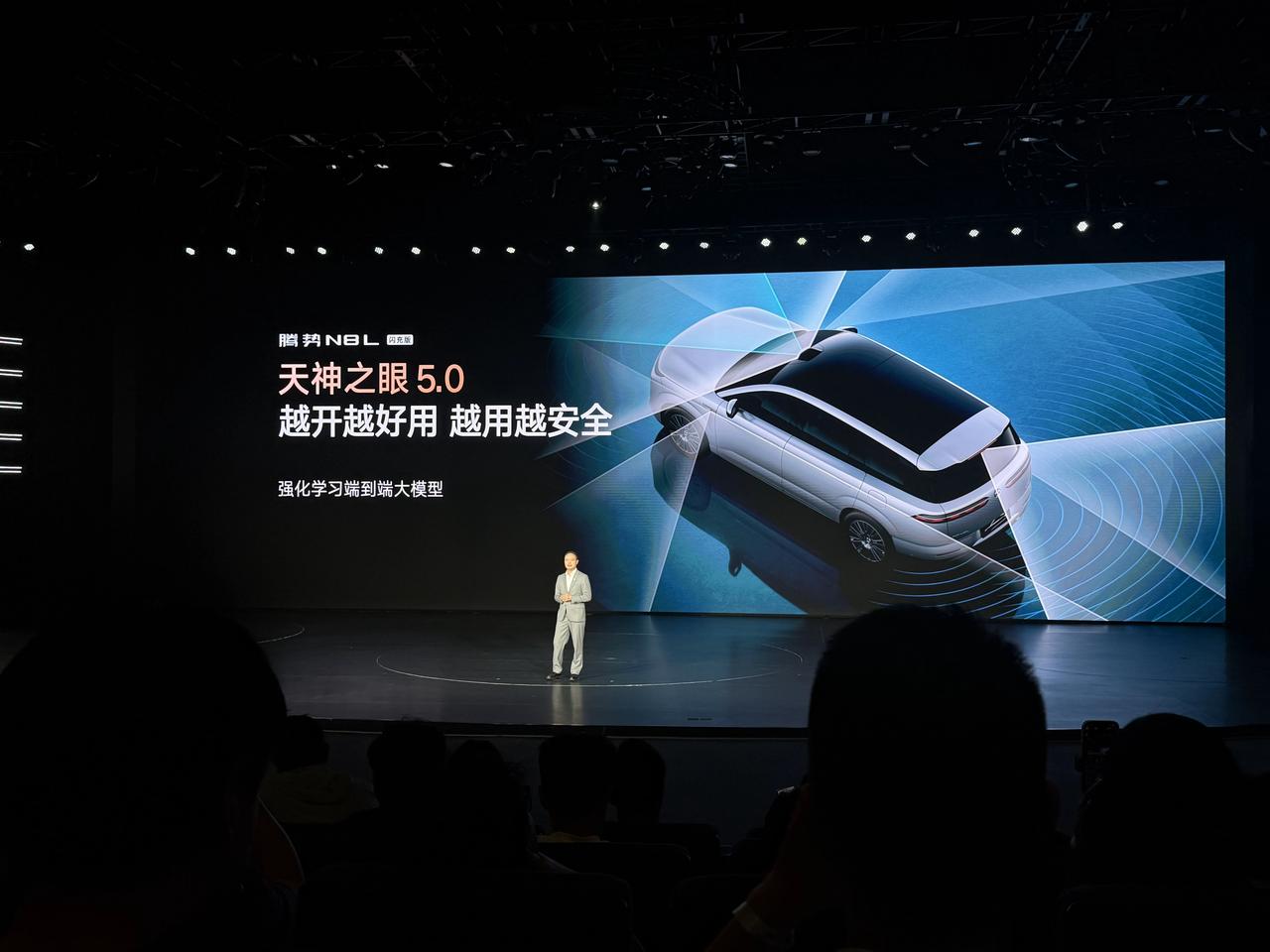 在今天的腾势N8L闪充版发布会上，整场产品表达围绕“无可替代”的核心逻辑展开，通