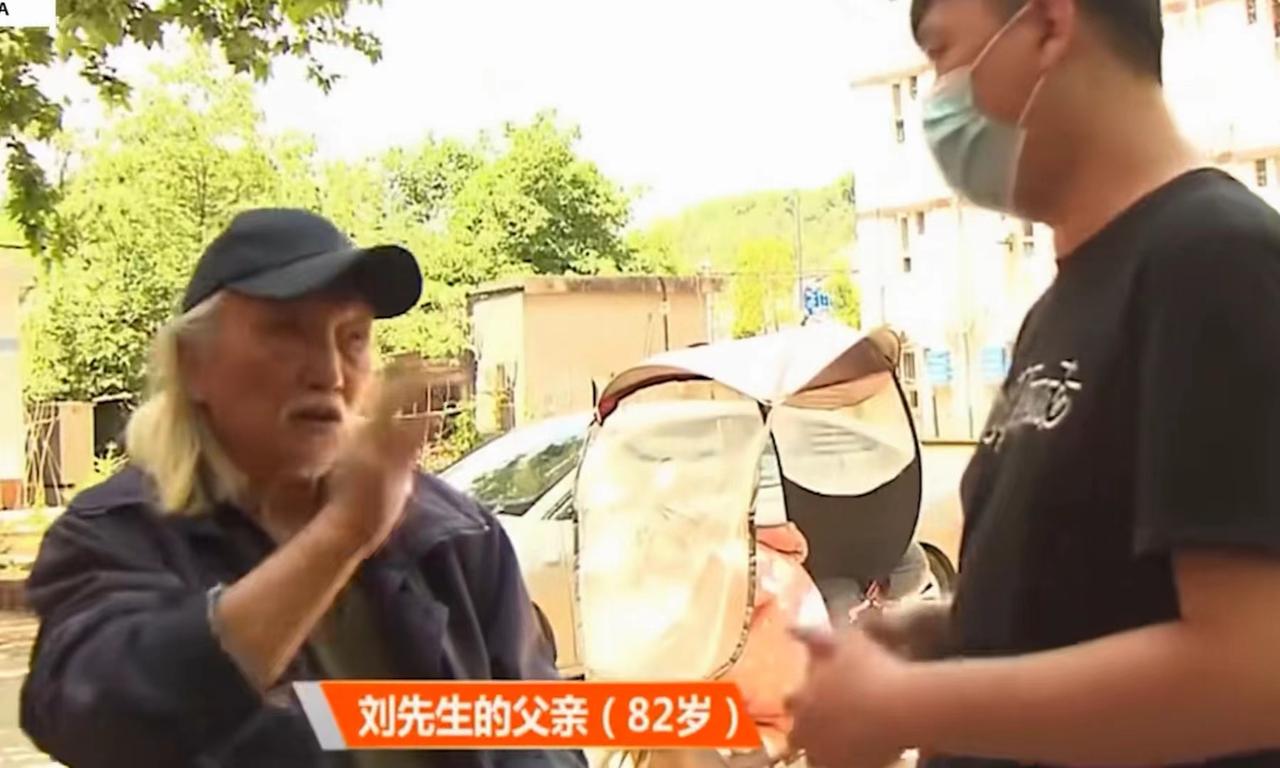 四川资阳，48岁男子有2套房，却执意要让妹妹卖房为母亲治病。82岁老父亲反驳：你