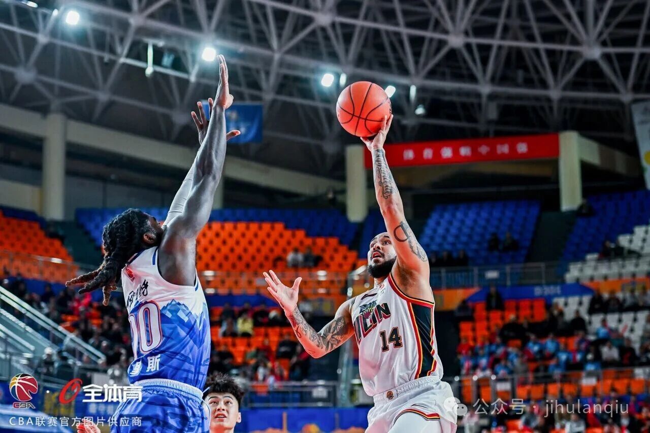 摩尔34分，吉林本赛季主客场双杀新疆，门内加首秀10分。cba