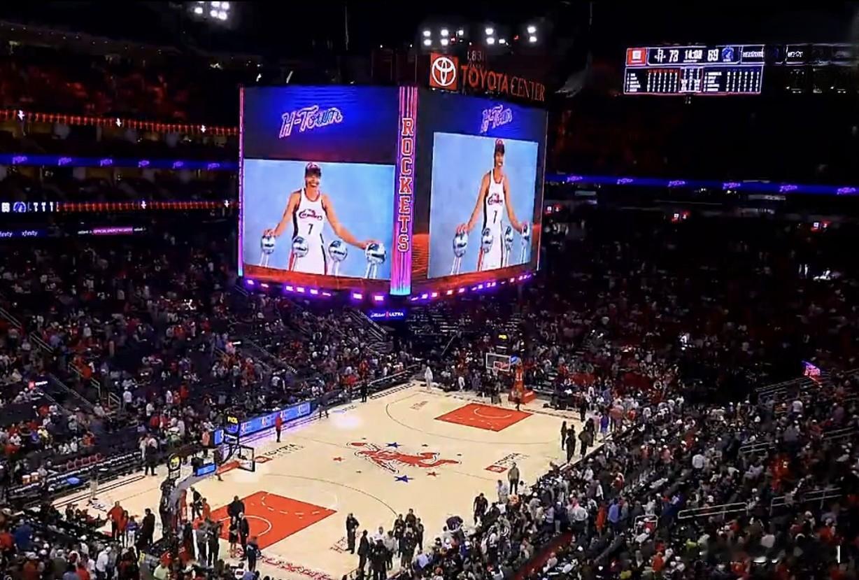 半场火箭73:69木狼。
这半场比赛两队“默契”局谁也别想拉下谁。
阿门猛冲得分