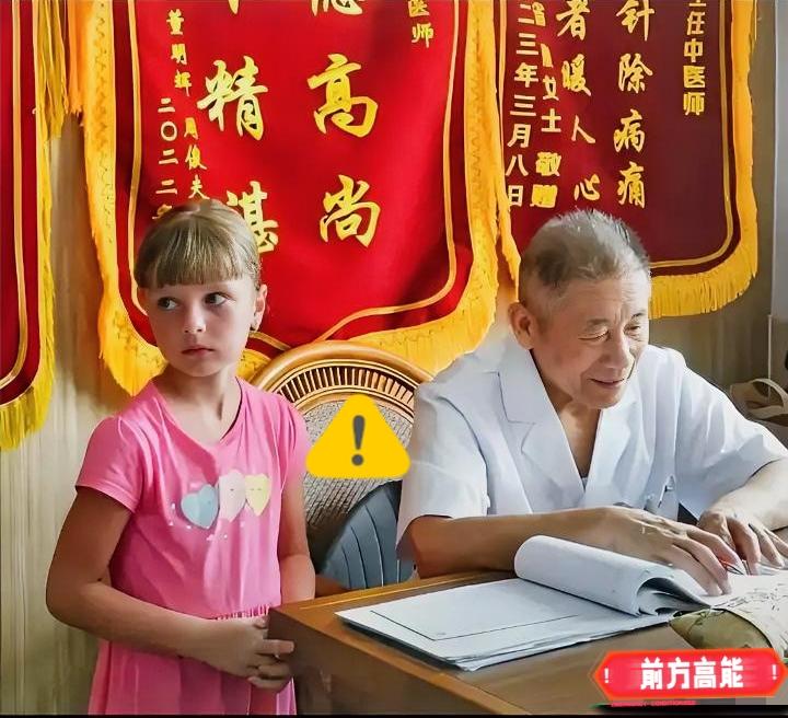 这事儿真让人看不懂。

一个美籍华人回国看病，全程捏着鼻子嫌弃，说医院环境差，医