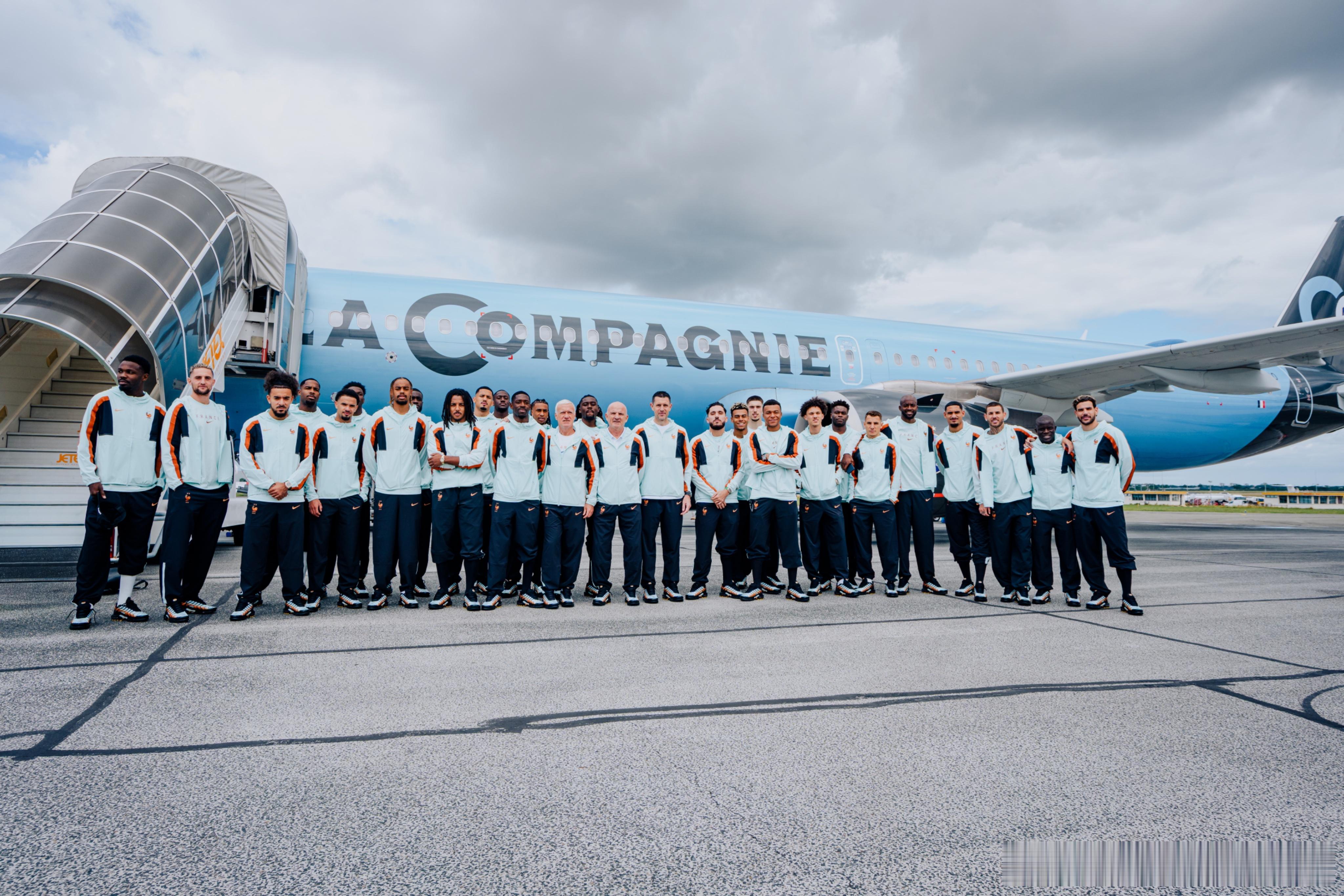 法国队官方晒出世界杯出征全家福：2026世界杯，起航！ 🇫🇷✈️法国队出征全