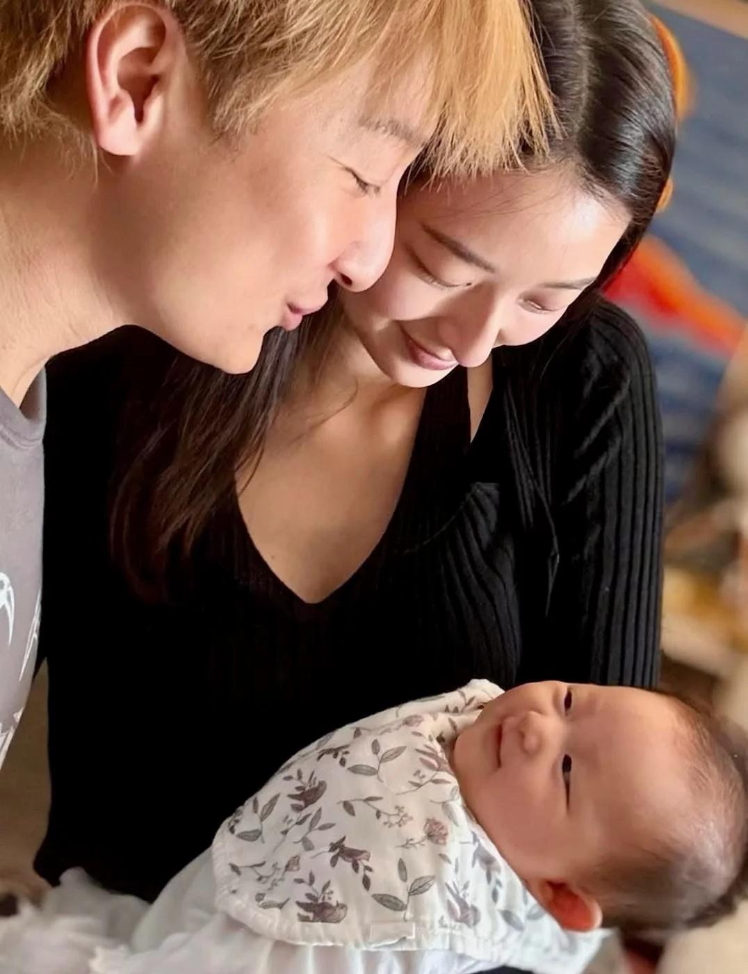 方力申情人节晒全家福 甜抱女儿尽显父爱
2月14日情人节，方力申在社交平台分享了