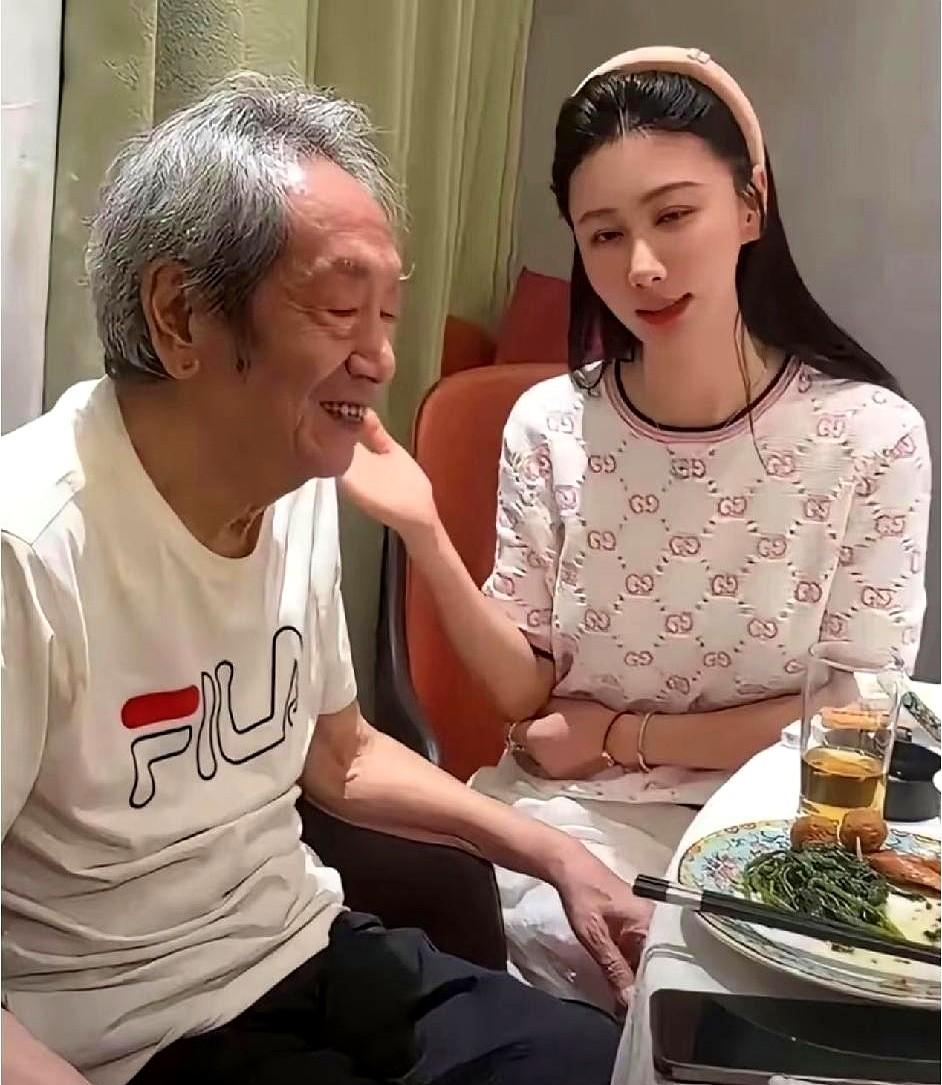 看见这一家四口的照片，有点出神。
镜头里，演员王奎荣，八十岁，笑纹像年轮；旁边是