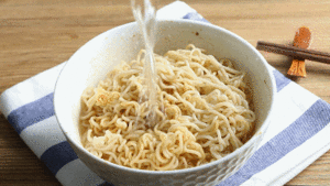 神秘人花7500元预存500碗面 善无大小，爱重千金。背 后是深沉的善意与祝福。