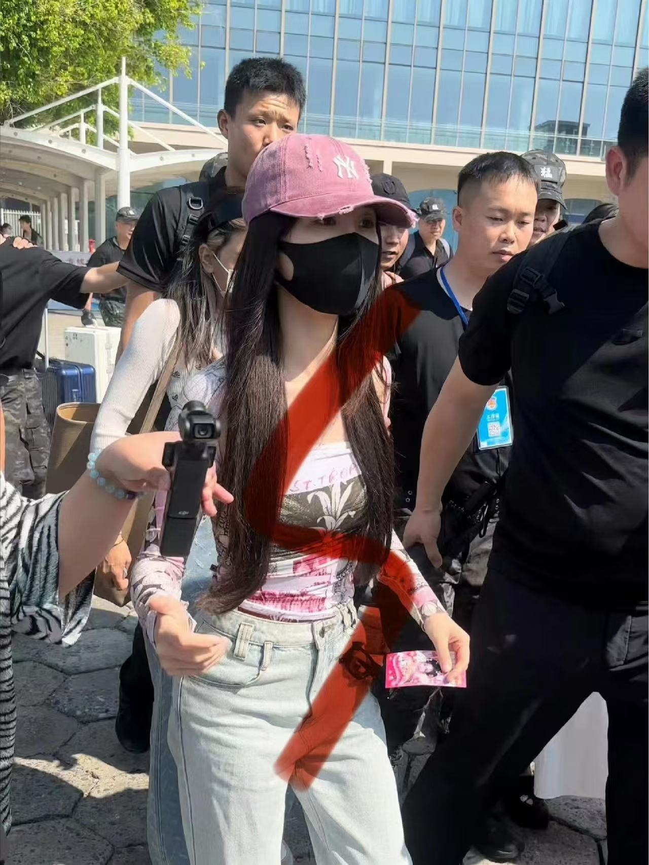 虞书欣北海登船路透  虞书欣又辣妹了  北海团综录制登船路透，虞书欣辣妹装扮亮相
