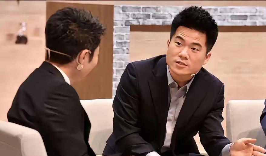 撒贝宁在节目上提问董宇辉，走红之后最让他开心的人是谁，他脸颊微微泛红地回答：“是