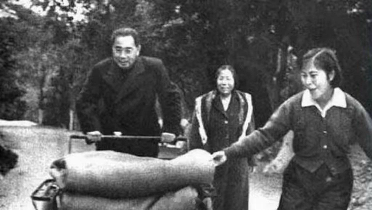 周总理蹬车送毛毡！这张照片暖人心！1959年1月，周总理探望养病的邓颖超，夫妇俩