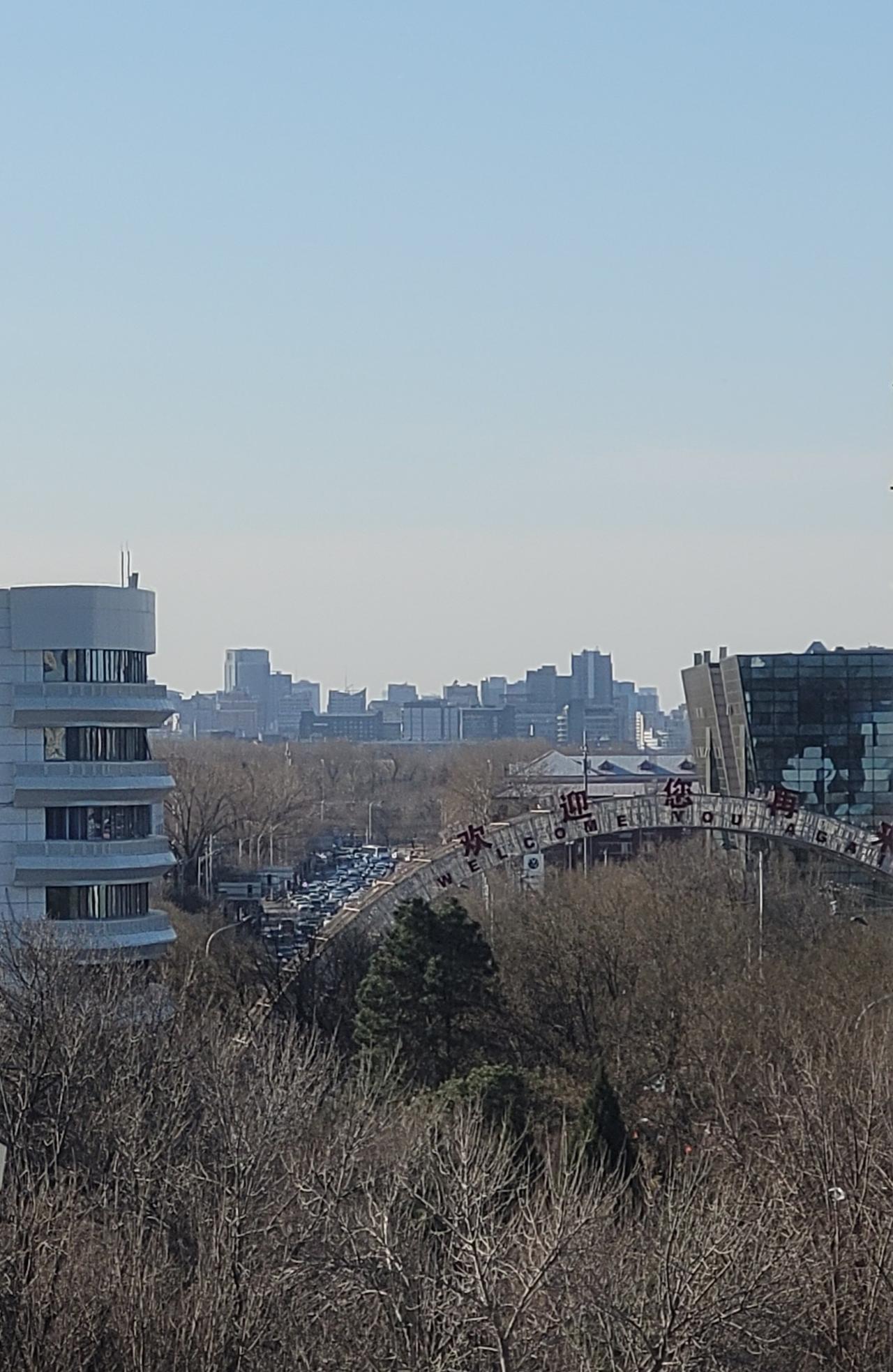 可爱的北京人，给点蓝天就灿烂。

有北京人说另一些人北京人，“一堆人，蓝一天就能