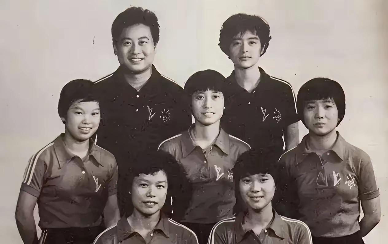 这张照片摄于80年代初，是中国乒乓球队上海队的早期珍贵合影：

我只认出了后排左