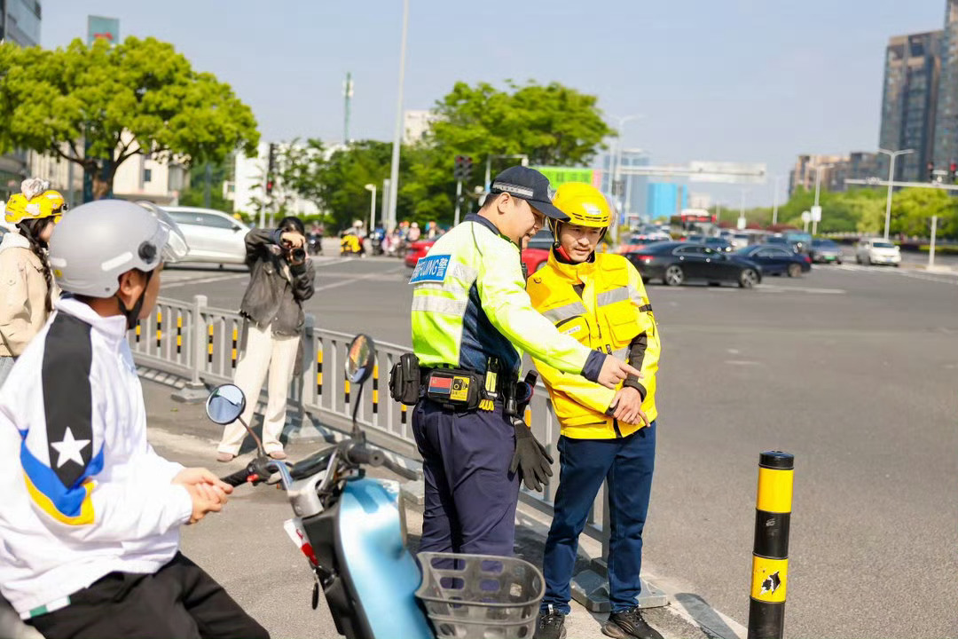 宁波街头上演最浪漫的福气派送现场宁波街头骑手不送外卖送福袋宁波街头被美团骑手暖到
