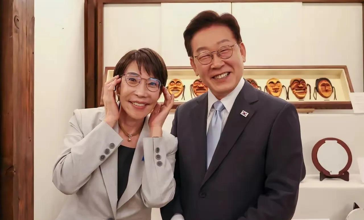 真是笑不活了，高市早苗访韩，居然把正式外交搞成了大型社死现场。

5月19日，高