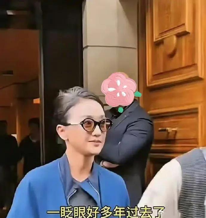当年的金童玉女，今天也是鬓角发白，一脸皱纹，五十一岁的周迅，不修边角，经常素面外