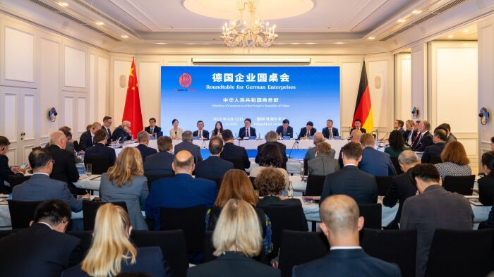 “投资中国”德国企业圆桌会在杜塞尔多夫举行6月12日，“投资中国”德国企业圆桌会