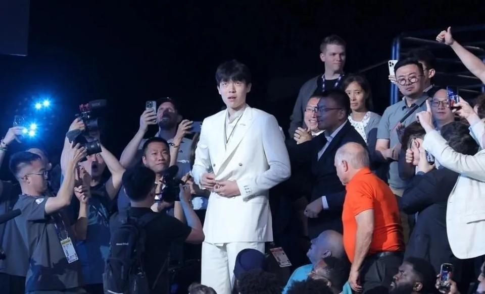 目标就是压制克林根拿到首发


罗威玻璃人已经废了，必走人！艾顿本赛季一半几率走