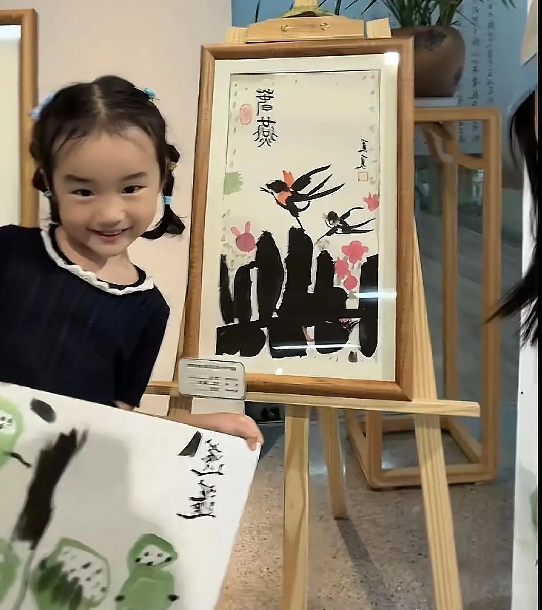 海哈金喜晒4岁女儿水墨画，李亚鹏惊讶不相信是孩子画的，学校老师为孩子颁奖，李夏才