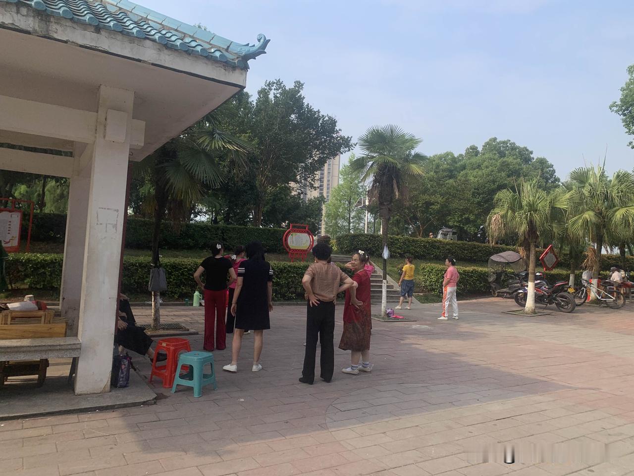 闲居大冶乡间，抬头便是澄澈蓝天，云朵悠然漫过鄂东南山野。

远离闹市喧嚣，望着晴