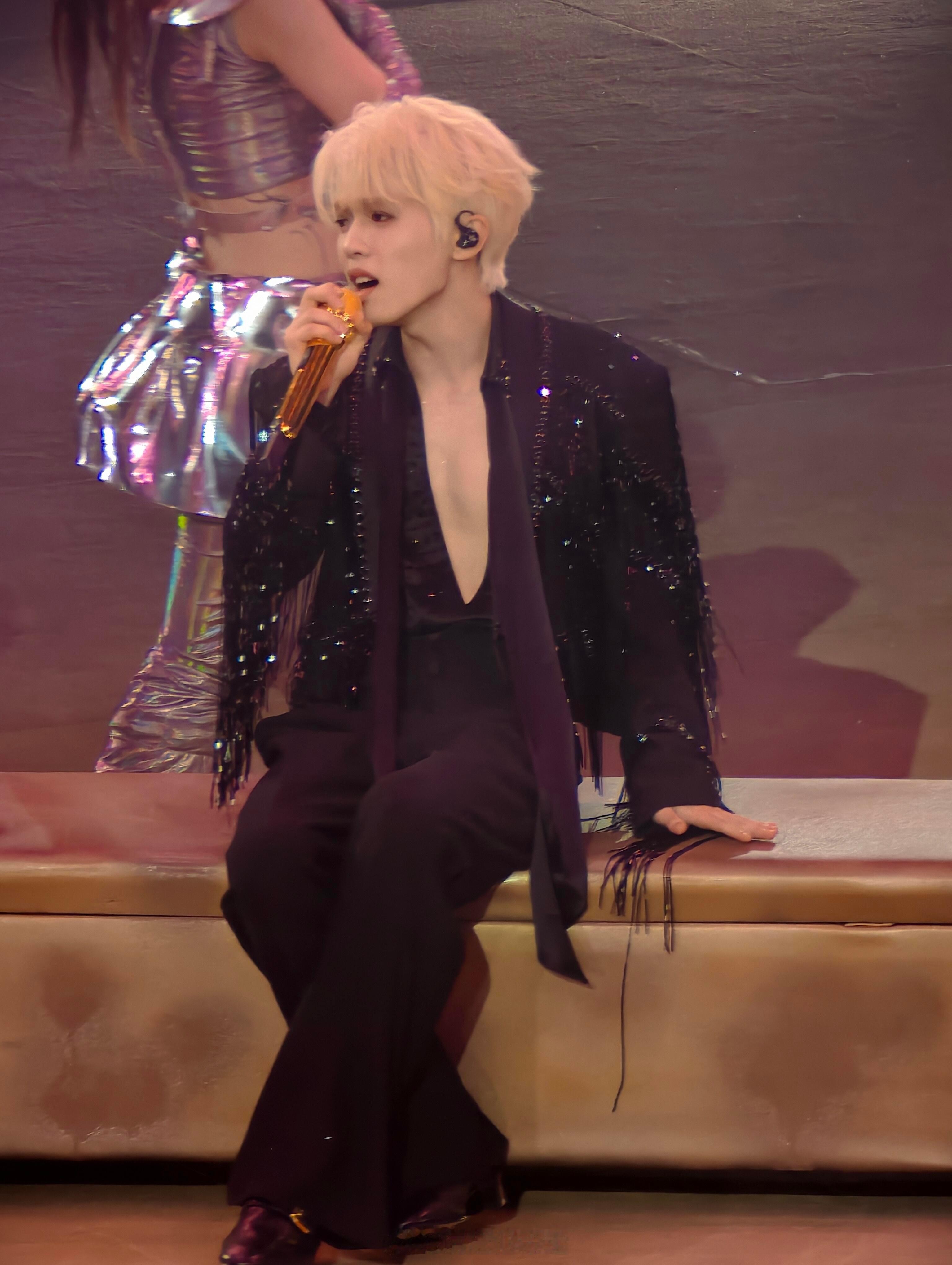 张柏芝林子祥王祖蓝现身李昊演唱会 红馆后台候场时林子祥一直拍李昊肩膀说后生可畏，