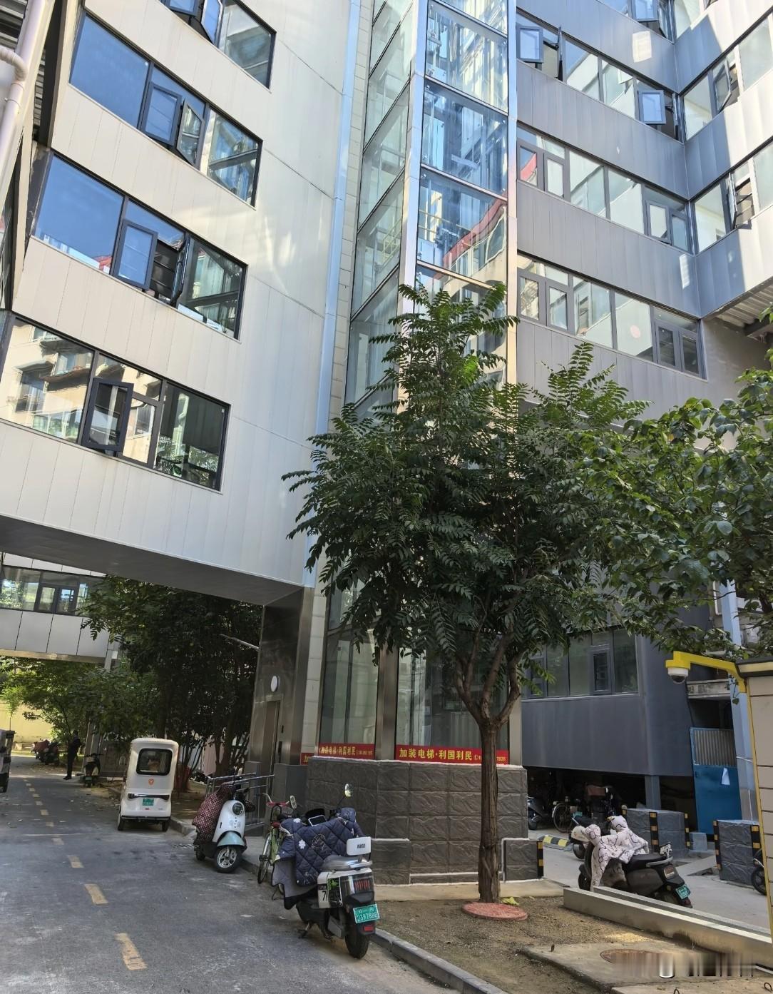 支持老旧小区安装电梯，你认同吗?支持老旧小区安装电梯这事，真是个复杂话题。从大方