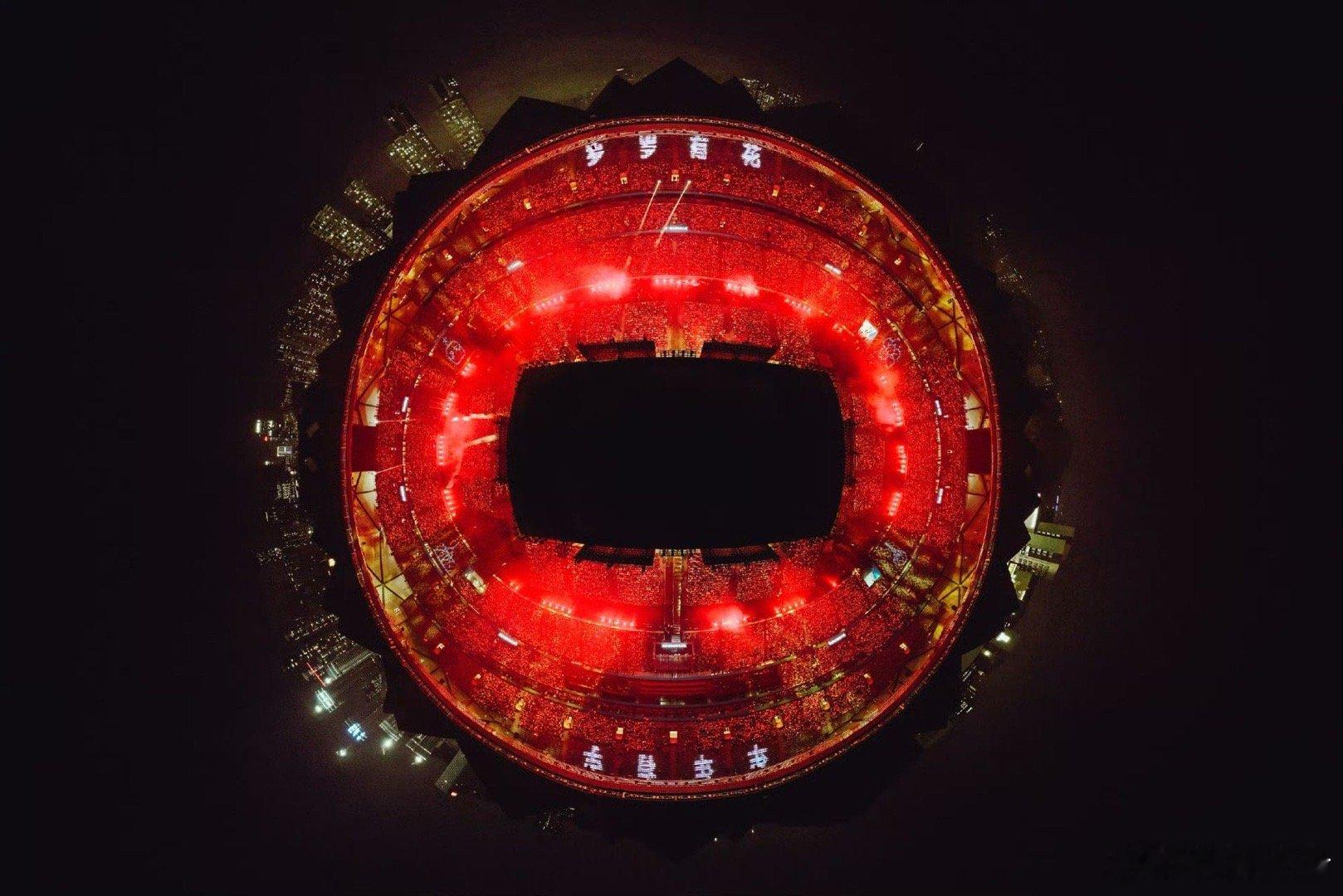 华晨宇演唱会人人人花人人人 这个形容绝了！踏入演唱会，满眼都是人，花花在舞台发光