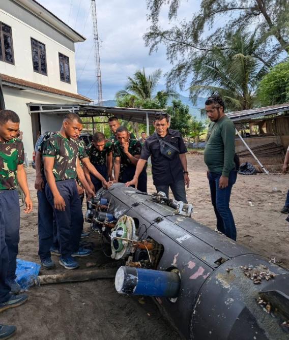 印尼媒体披露，一名渔民在龙目海峡附近作业时意外捞起一具无人水下潜航器，设备外壳标