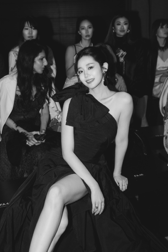 万千惠被外国女孩的尖叫声吓一跳外国女孩见到万千惠激动尖叫家人们！万千惠在巴黎！小
