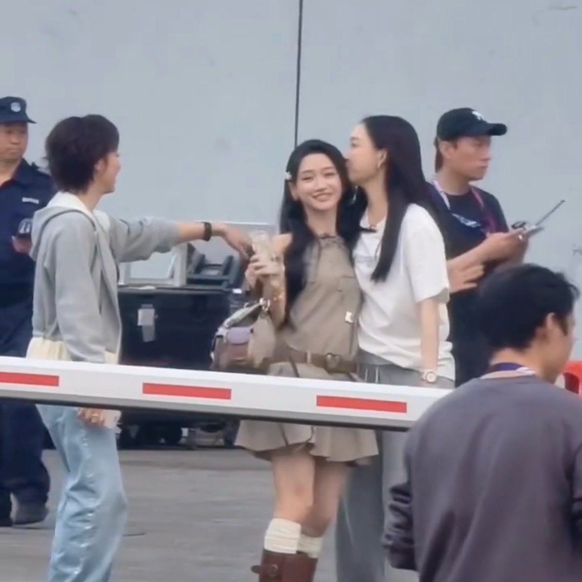 浪姐 夹心饼干吻 浪姐处处吻，姐姐们就这么相亲相爱随时随时大小吻，每个都好甜😘