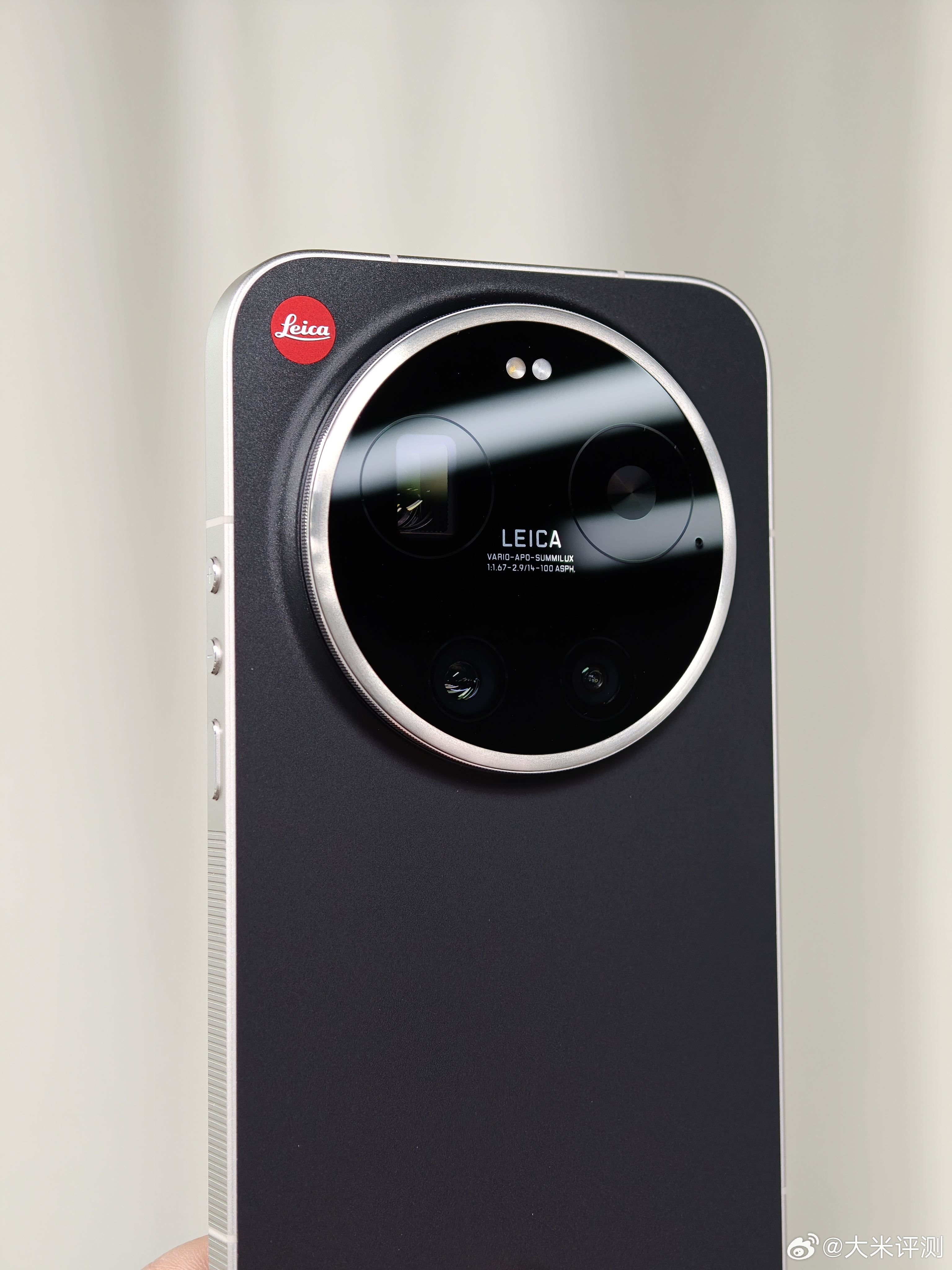 17Ultra质感最好的版本应该就是新出的这个黑银色了。 