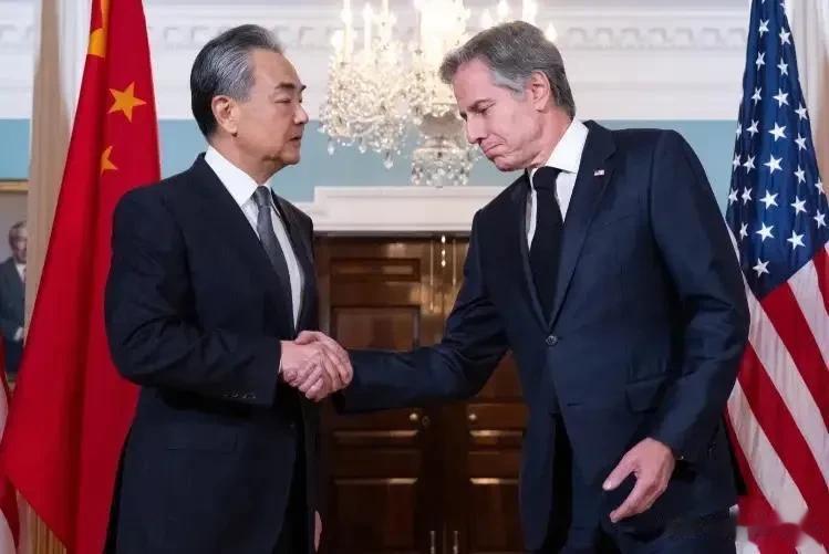 被王毅的一张照片触动到（下图），这张抓拍照里，王毅和布林肯紧握着手。照片中，70